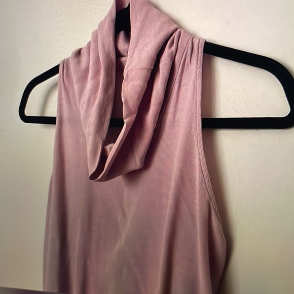 Free People Top with gorgeous unique back in a dusty mauve in a Med (runs small) - Picture 7 of 7